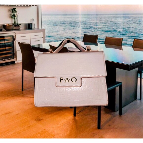 FAO Schwarz Small Pink Handbag - Picture 1 of 7